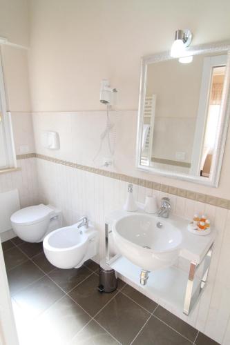 Deluxe Double or Twin Room with Balcony image 2
