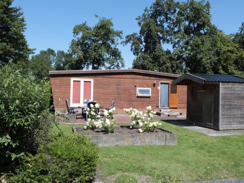  Nice chalet with bicycle storage, near the Wadden Sea, Pension in Tzummarum