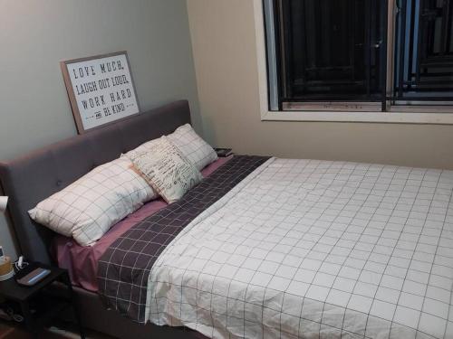 Sam's Place in CTR Freetown: Kitchen,WiFi,TV & AC