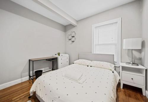 Lovely Bedroom with Shared Bath in Coliving Apt