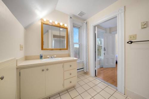 Sunny Private Room in Furnished Newtonville Apt