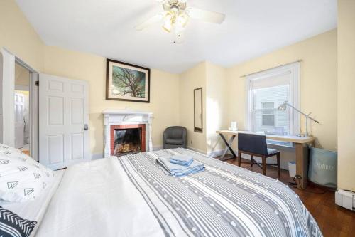 Private Room in Furnished Shared Apt in Newton