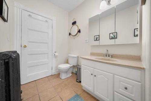 Bright Spacious Private Room with Shared Bath