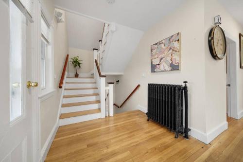 Sunlit Corner Room in Shared Apt Near Everything