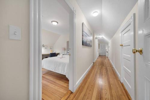 Comfortable Living in Full Furnished Apt in Brighton