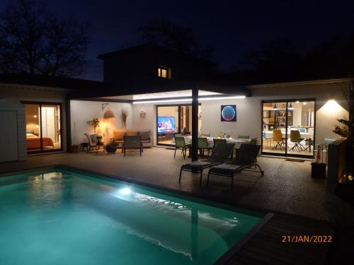 Six fours gîte à louer Jouglas