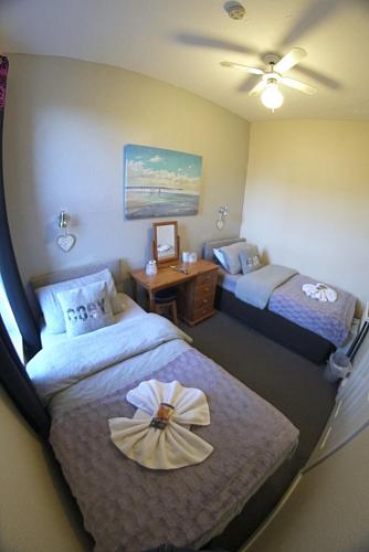 1 king bed, 2 twin beds