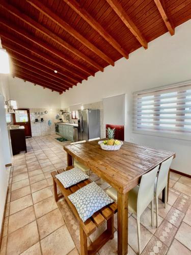 Entire 4BDR Vistalmar Villa with Private Pool