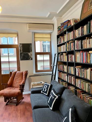 Redecorated Flat With Huge Library in İstanbul, Turkey - reviews ...