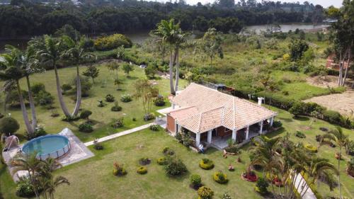 Hermosa Cabana con bonito Jardin y piscina en la Mesa de los Santos