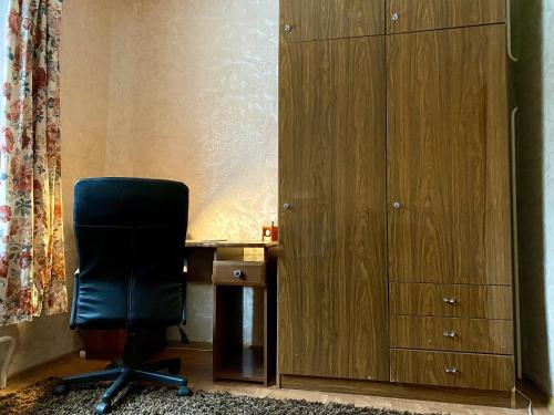 Oprema, Spacious 3-Room Apartment & Residential Parking in Ziepniekkalns