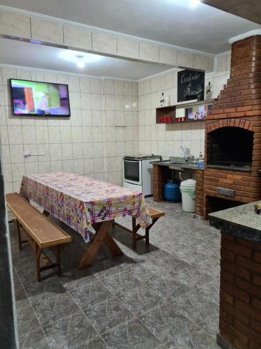 Casa grande e confortável até 16 pessoas com churrasqueira e garagem para 8 carros – khách sạn tại Vila Assuncao