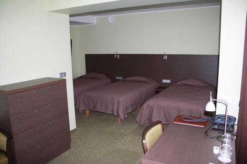 4 twin beds