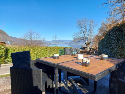 Entre lac et montagne, chaleureuse maison 3 pièces avec très belle vue lac d'Annecy. Terrasse, jardin, parking, cheminée, barbecue …. - Location saisonnière - Saint-Jorioz