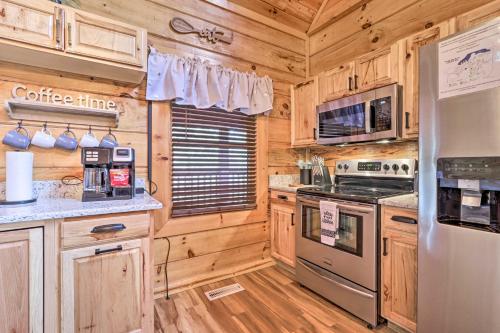 Star Lite Cabin Hot Tub, Deck and Pool Table in Sevierville, USA