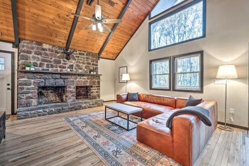 Game Room, Fire Pit and Deck Spacious Poconos Home!, Lake Harmony