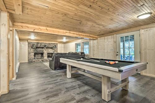 Game Room, Fire Pit and Deck Spacious Poconos Home!, Lake Harmony (fotografie 3)