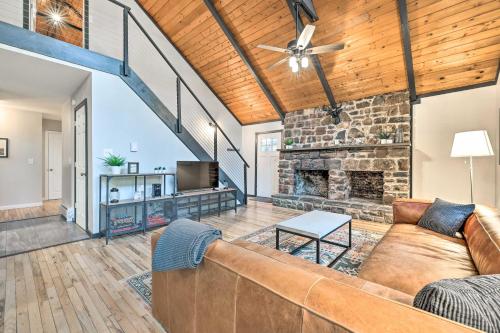 Game Room, Fire Pit and Deck Spacious Poconos Home!, Lake Harmony (fotografie 4)