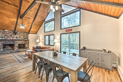 Game Room, Fire Pit and Deck Spacious Poconos Home!, Lake Harmony (fotografie 7)