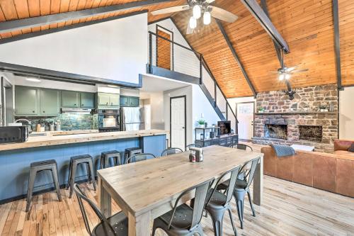 Game Room, Fire Pit and Deck Spacious Poconos Home!, Lake Harmony (fotografie 8)