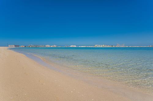 HiGuests - Luxurious 1BR in Palms with Private Beach Access, Dubaj (fotografie 5)
