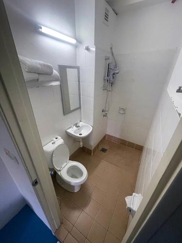 Bathroom, Kuala Melaka Inn in Padang Matsirat