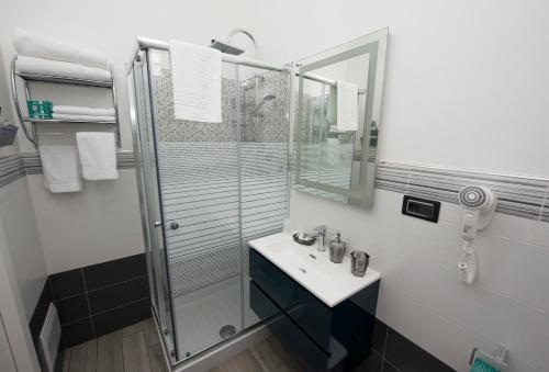 Deluxe Double Room image 2