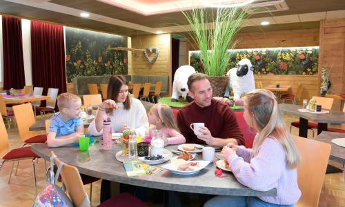 餐廳, Familienhotel "Rhön Feeling" (Familienhotel "Rhon Feeling") in 伯恩斯豪森
