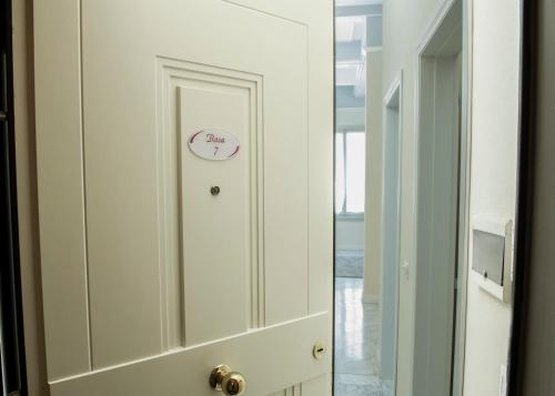 Cavour Rosa Apartment by Mamo Florence - image 8