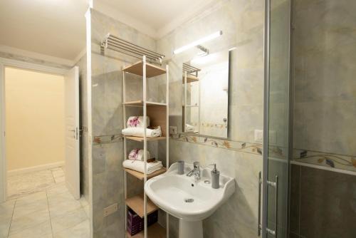 Cavour Rosa Apartment by Mamo Florence - image 13