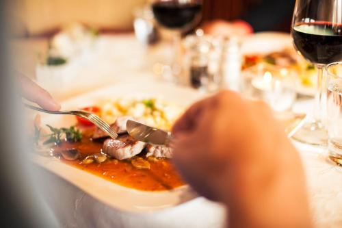 อาหารและเครื่องดื่ม, Hotel Steuxner in คัมพล์