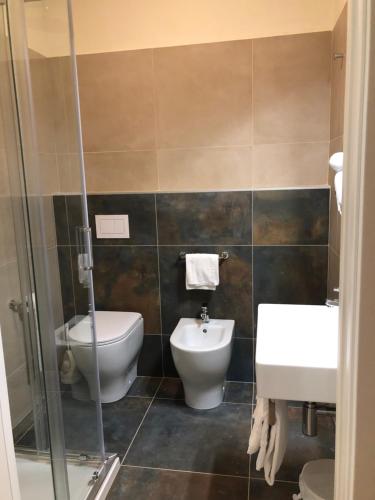 Standard Double Room image 3
