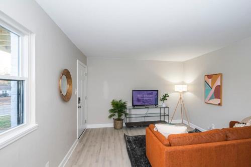 Bright and Green 2BR with Parking