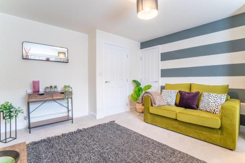 Saltbox Stays - Modern 3 Bed with off-street parking for 2 cars, fast Wifi, sleeps 6