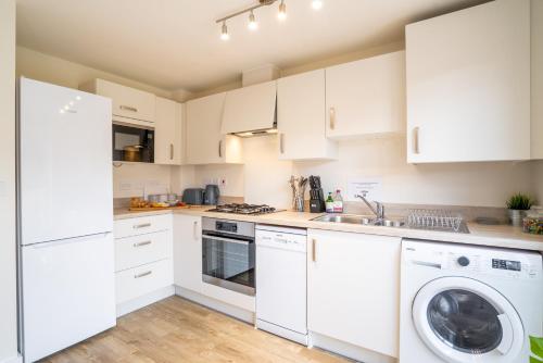 Saltbox Stays - Modern 3 Bed with off-street parking for 2 cars, fast Wifi, sleeps 6