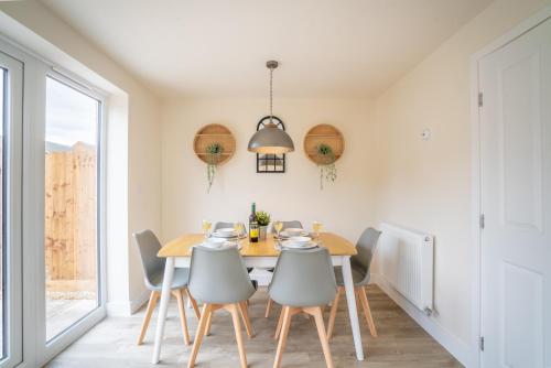 Saltbox Stays - Modern 3 Bed with off-street parking for 2 cars, fast Wifi, sleeps 6