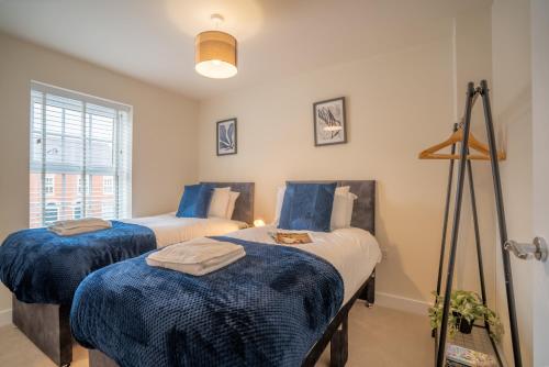 Saltbox Stays - Modern 3 Bed with off-street parking for 2 cars, fast Wifi, sleeps 6