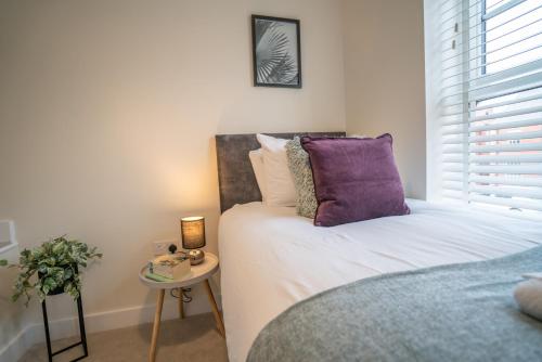 Saltbox Stays - Modern 3 Bed with off-street parking for 2 cars, fast Wifi, sleeps 6
