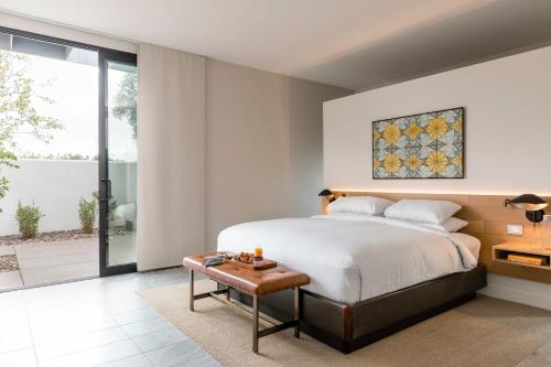 340210246 Andaz Scottsdale Resort & Bungalows