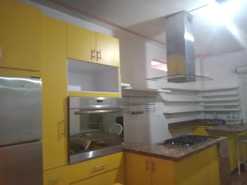 Departamento cerca de CIVAC con cocina amarilla