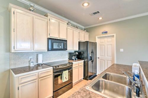 Pura Vida Crystal Beach House Walk to Beach! in Crystal Beach, USA