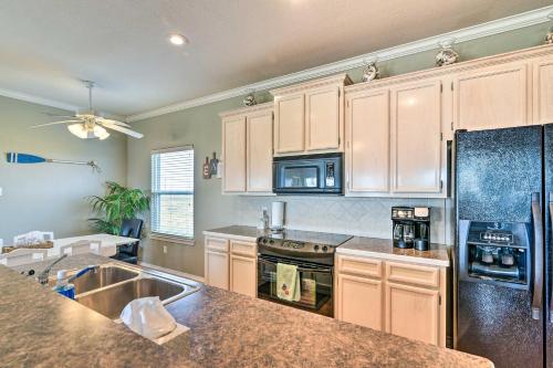 Pura Vida Crystal Beach House Walk to Beach! in Crystal Beach, USA