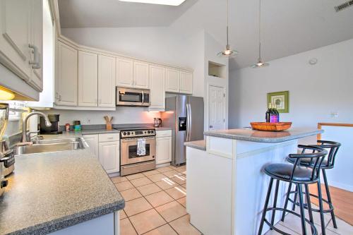 half Mi to Riverwalk! Historic Dtwn Southport Condo in 紹斯波特