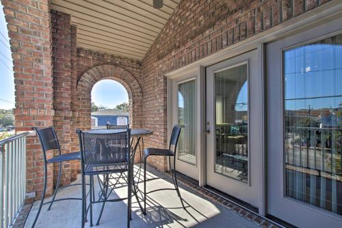 half Mi to Riverwalk! Historic Dtwn Southport Condo in 紹斯波特