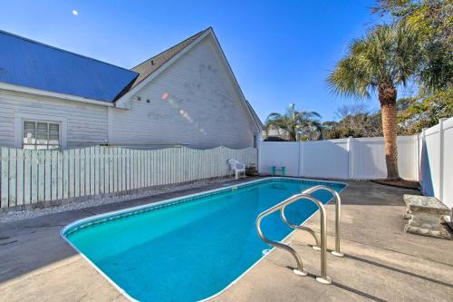 half Mi to Riverwalk! Historic Dtwn Southport Condo in 紹斯波特