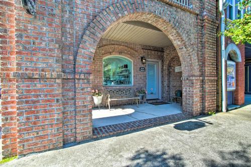 half Mi to Riverwalk! Historic Dtwn Southport Condo in 紹斯波特