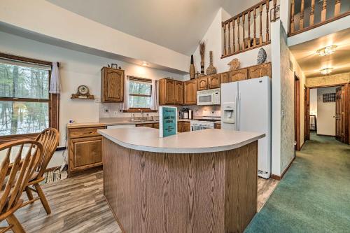 Inviting Lake Vue Lodge Home with Fire Pit and Deck in Lewiston, USA