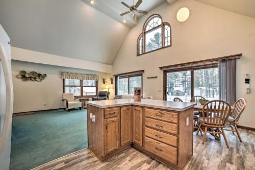 Inviting Lake Vue Lodge Home with Fire Pit and Deck in Lewiston, USA