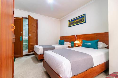 Standard Twin Room image 5