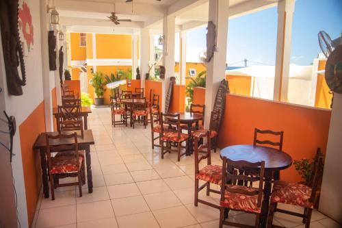 Restauracja, St. James Guesthouse in Roseau